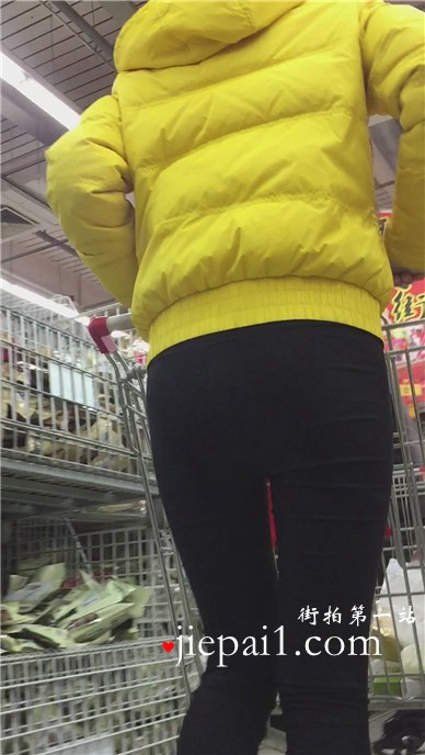 超市拍摄黄色羽绒服黑裤美眉