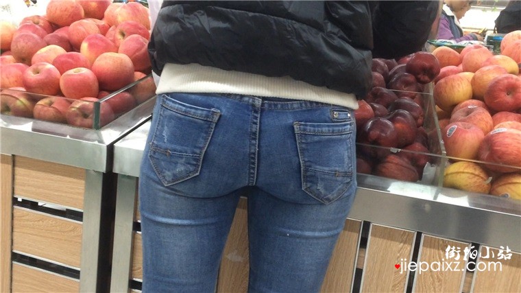 超市拍摄紧身牛仔裤苹果臀美眉