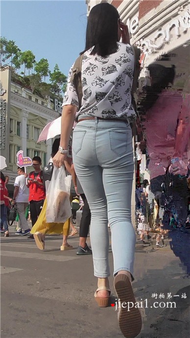 街拍超棒好身材清纯牛仔裤美女 