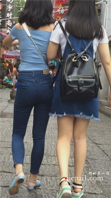 街拍好身材紧身蓝色牛仔裤美女姐妹花