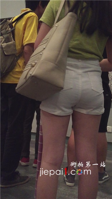 热裤翘臀学生妹两枚，参观博物馆很认真。