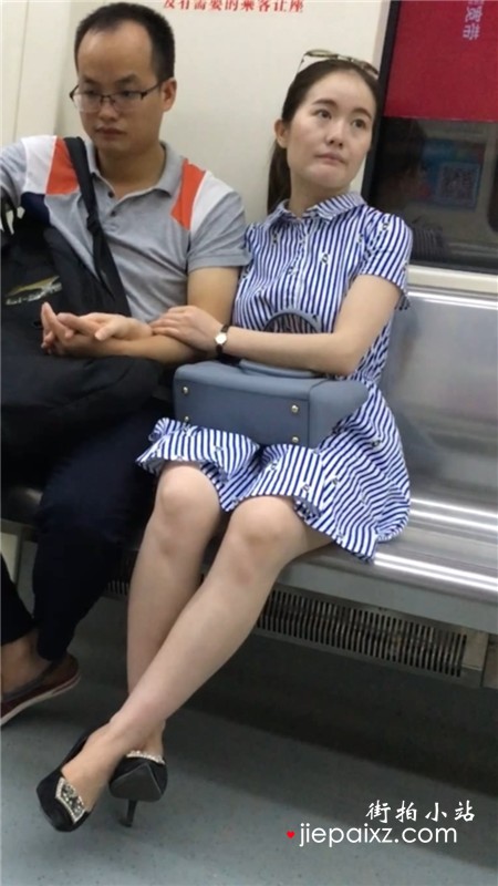 地铁上的条纹连衣裙高跟鞋街拍少妇