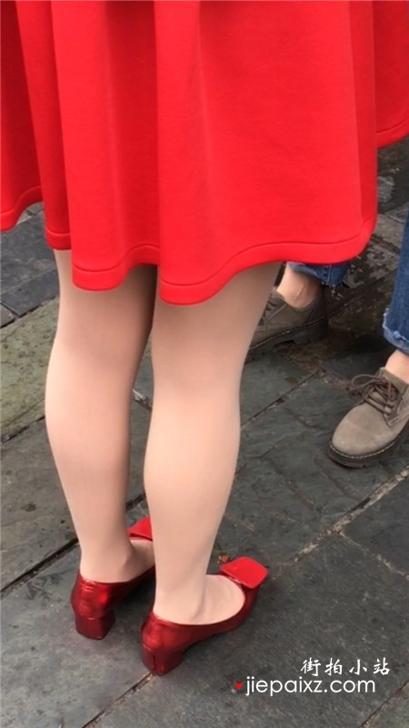 红裙红鞋街拍肉丝美腿 