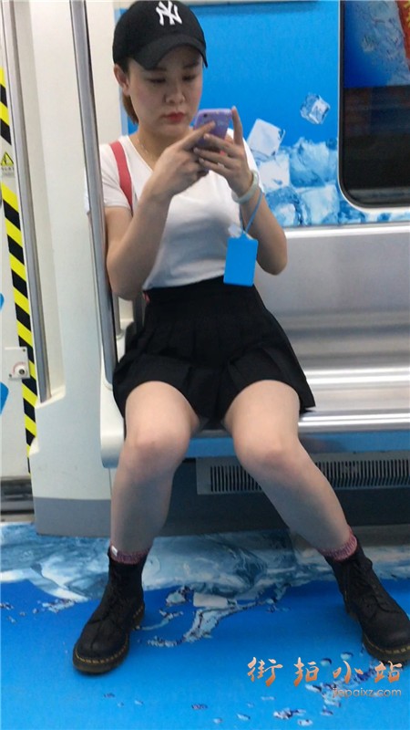 地铁上拍摄鸭舌帽短裙美腿街拍美女