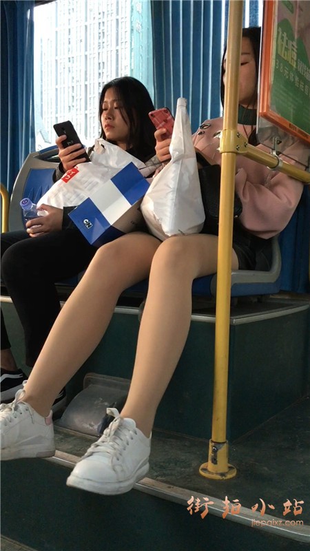 公交车上的短裙丝袜美腿