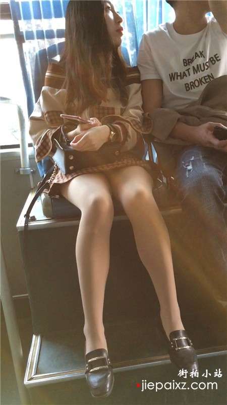 公交车上拍摄性感苗条美腿美女姐姐