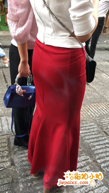 时尚大红裙包裹着美女姐姐的肥臀