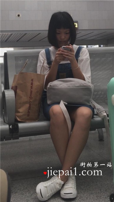 车站候车室遇见低头玩手机的白色帆布鞋美眉