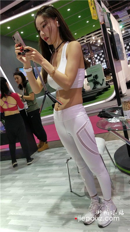 4K-极品身材紧身运动裤丰满网红美女玩直播