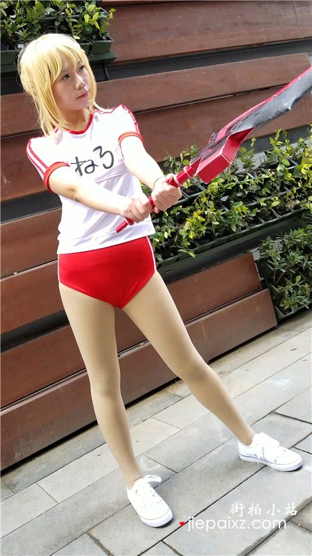 4K-红色短裤黄发cosplay的二次元青春少女