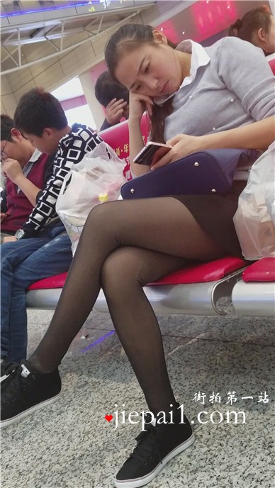 4k-高铁站候车室拍摄黑色丝足美腿女孩。