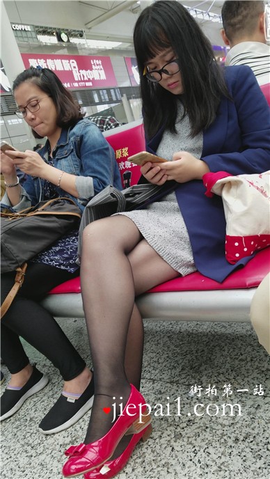 4k-红鞋黑丝眼镜妹，低头玩手机头都不抬一下。