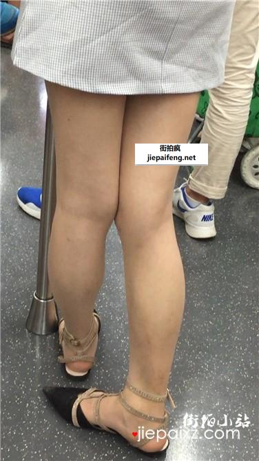 地铁拍摄尖嘴平底鞋美腿美眉