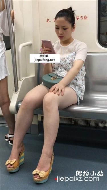 地铁上拍摄雪白美腿热裤白衣美女姐姐