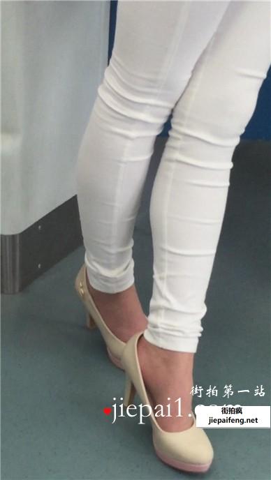 性感修身白裤高跟鞋粉衣MM。