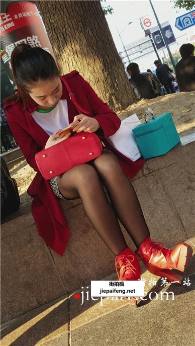 4k-花坛边玩手机的极品黑丝美足美女，红衣红鞋艳丽无比。