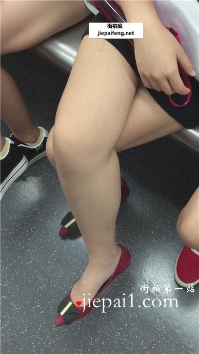 地铁拍摄美腿性感雪白腿腿的女神姐姐。