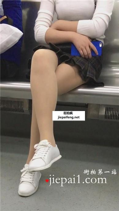 地铁拍摄肉丝美臀白鞋MM。