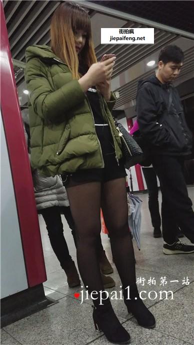4k-军绿色外套黑丝美腿女神等地铁。