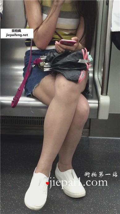 地铁拍摄长发短裙甜美MM