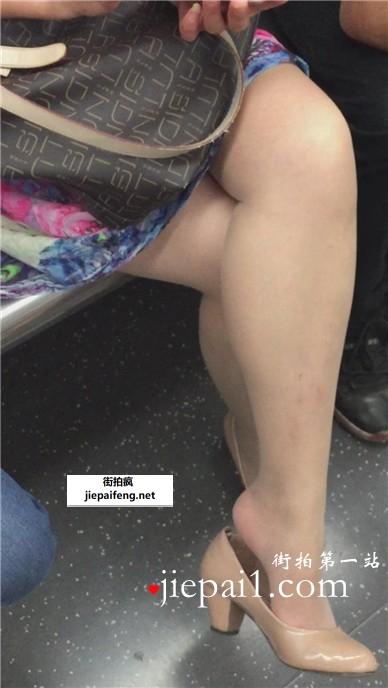 地铁上偶遇肉丝玉足少妇晾脚