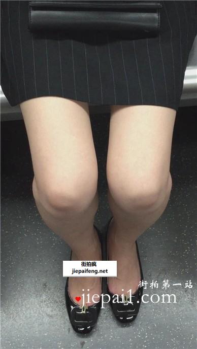 地铁上遇见低头玩手机的美腿妹子