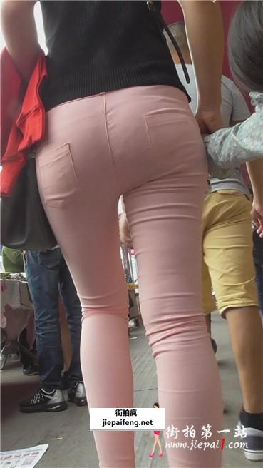 粉色圆臀紧身裤少妇，很有味道的女人！~