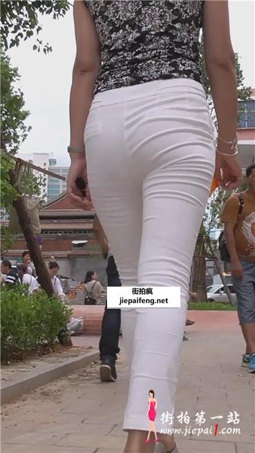 白色紧身裤的少妇，PP圆润饱满。