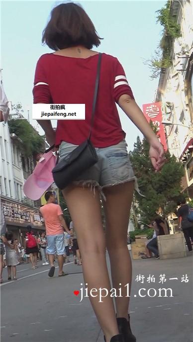 街拍红色T恤露屁屁的美女，一双修长的美腿。