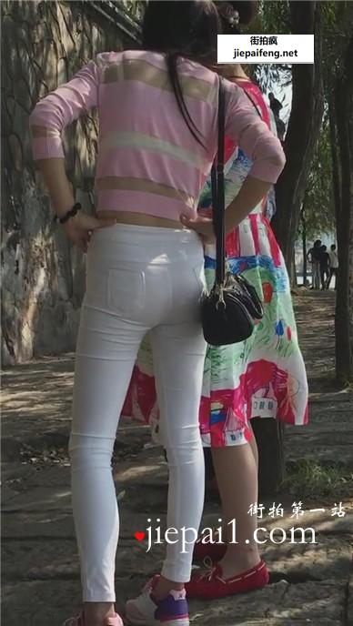 超级紧身白裤翘臀美女，姐妹花很喜欢拍照。 