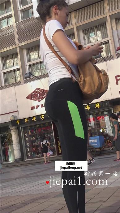 4k-圆润性感翘臀紧身运动裤的外国妞。