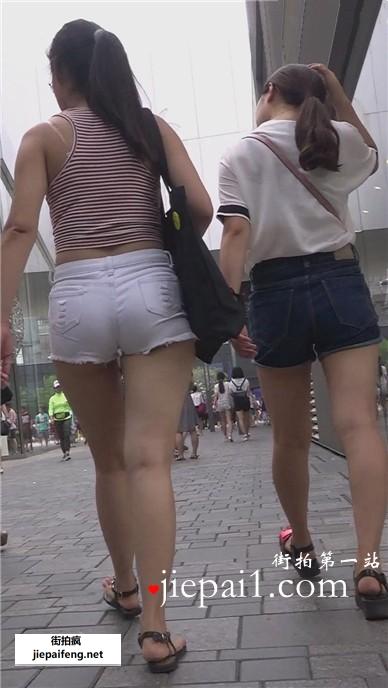 美腿白热裤美眉跟闺蜜逛街。