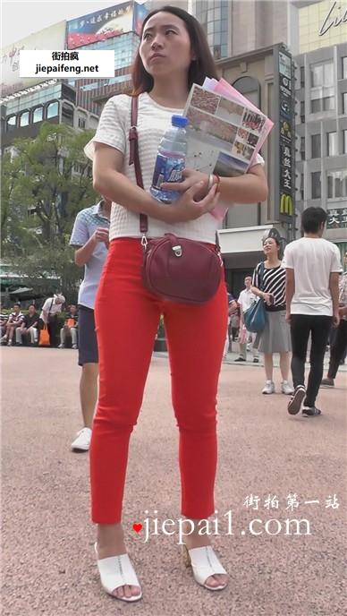 街拍红裤美臀性感美女街头做调查，极品好臀实在令人受不了。