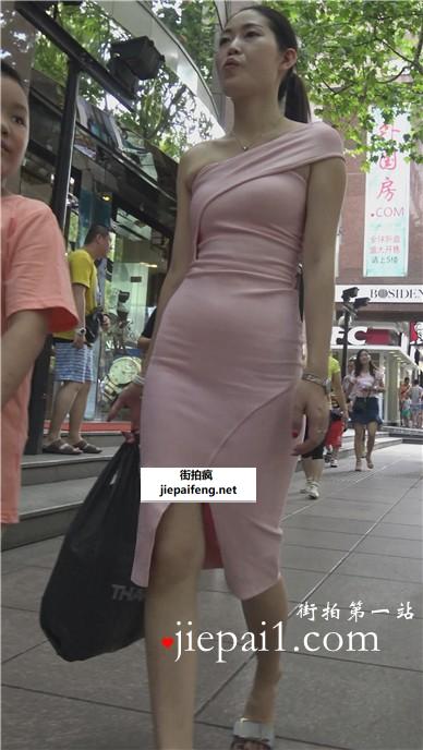 4k-街拍翘臀s型身材的粉色裹胸露背裙美女。