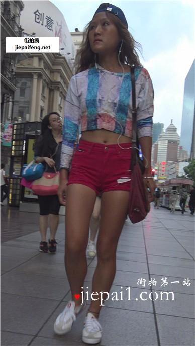 4k-街拍红短高腰热裤蜜桃臀的黝黑美女。