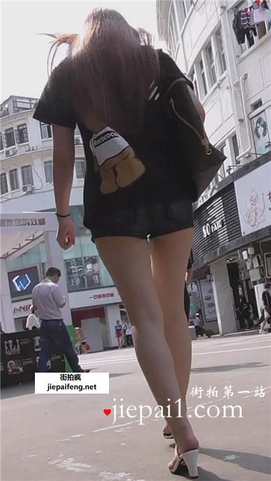 街拍抽烟的性感长腿热裤美女姐姐。