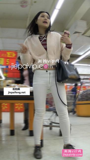 超市购物的白色紧身裤美少妇