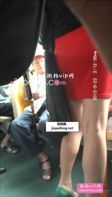 公车上拍到身材不错的超短裙美女