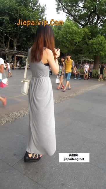 灰色长裙少妇,身材轮廓蛮好的