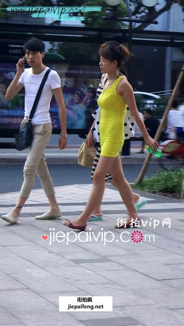 街拍黄色连衣裙少妇,很风搔的感觉