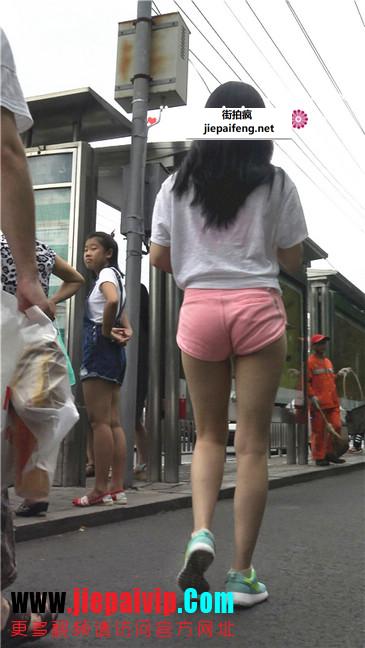 等公交的性感粉红热裤紧三角美女