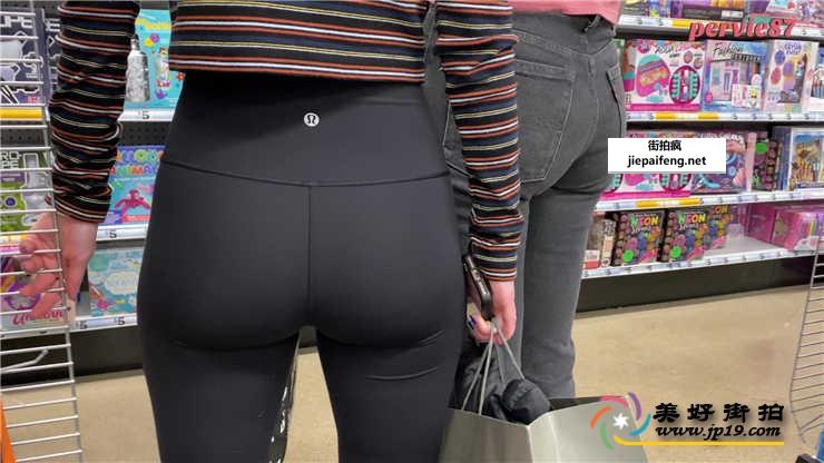超市购物的黑色紧身瑜伽裤美眉极品圆润翘臀[MP4/709M]
