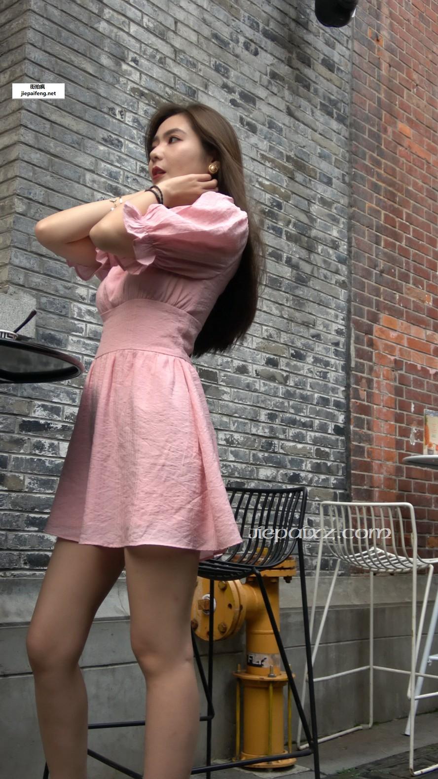 4K - 性感粉色裙街拍美女 [2.11 GB/MP4]