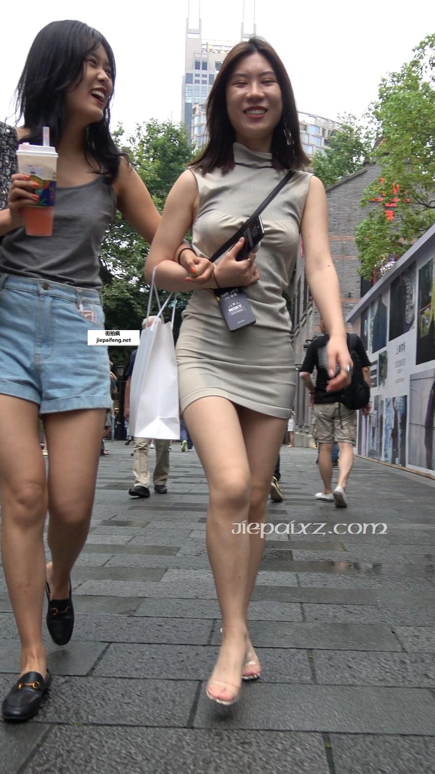 4K - 街拍包臀短裙高跟美女 [2.33 GB/MP4]