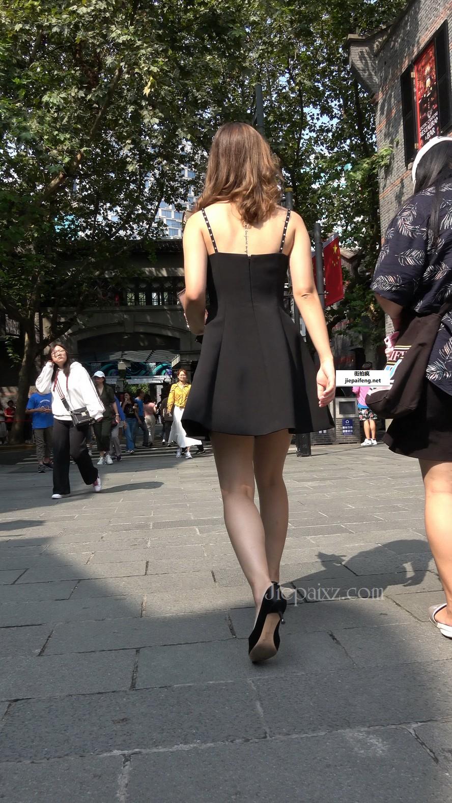 4K - 街拍黑色吊带裙姑娘 [2.10 GB/MP4]