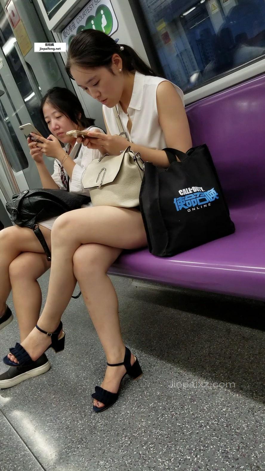 4K - 地铁上的无袖雪纺衫美腿姐姐 [898 MB/MP4]