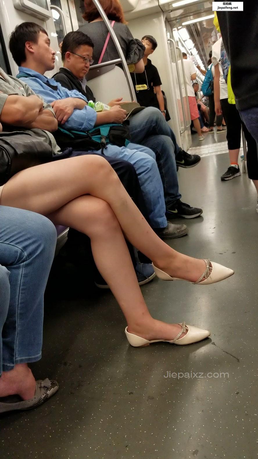 4K - 地铁上发呆的长腿苗条姑娘 [2.08 GB/MP4]