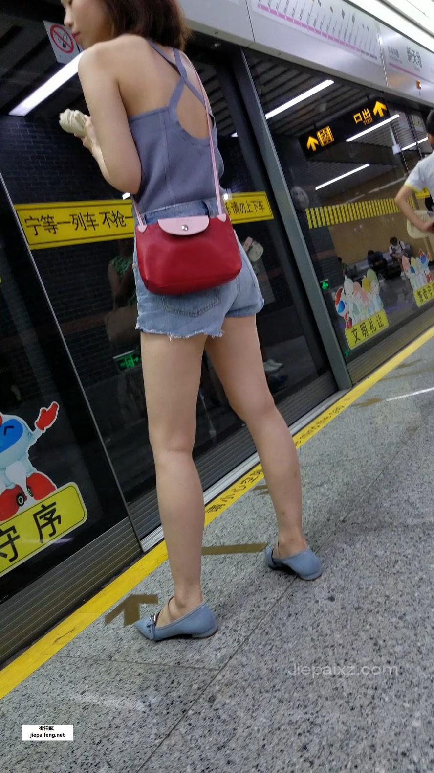 4K - 地铁站偶遇到的超正点姑娘 [1.41 GB/MP4]