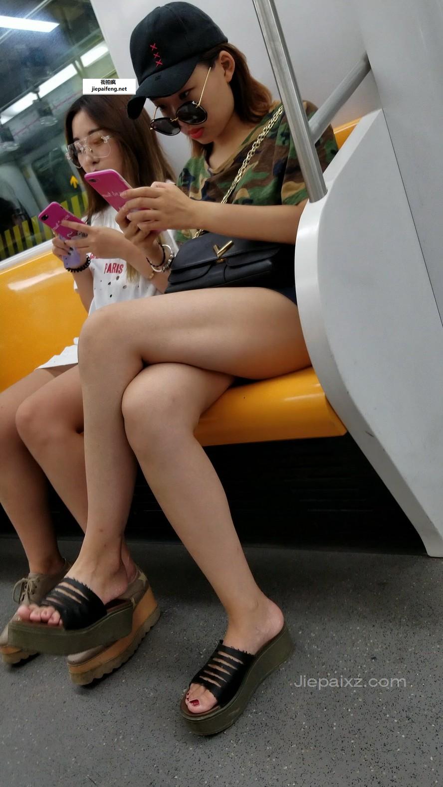 4K - 街拍地铁上带墨镜看手机的小姐姐 [613 MB/MP4]