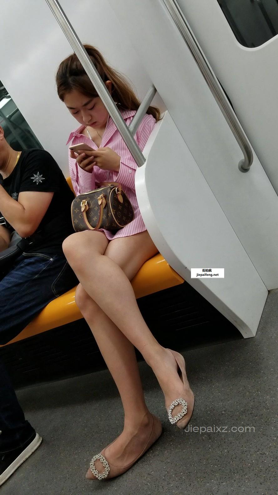 4K - 地铁上令人心动的粉色衬衫女孩 [961 MB/MP4]